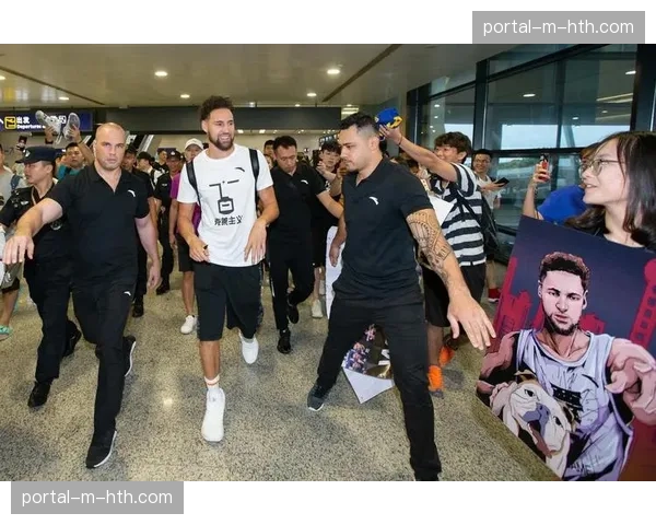 皇马全队抵达米兰马尔彭萨机场，数百名球迷接机