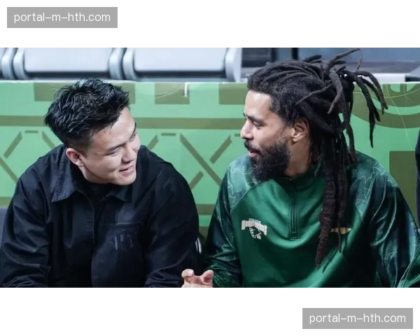 美国说唱歌手杰曼·拉马尔·科尔完成CBA首秀,赛后与球迷热情互动 美国说唱歌手杰曼·拉马尔·科尔完成CBA首秀,赛后与球迷热情互动